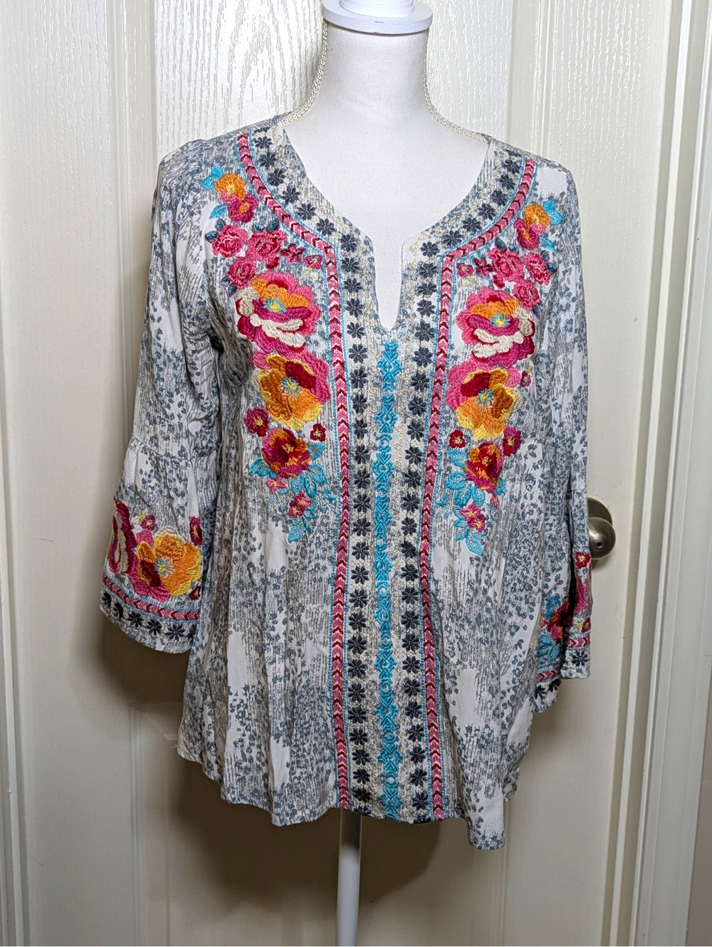 Savanna Jane Embroidered Floral V-Neck 3/4 Bell Sleeve Tunic Blouse M